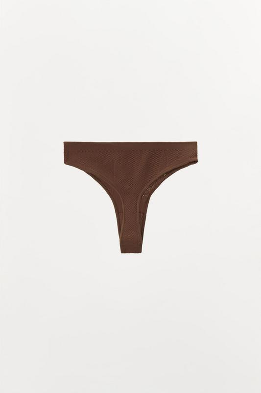 SEAMLESS LACE THONG