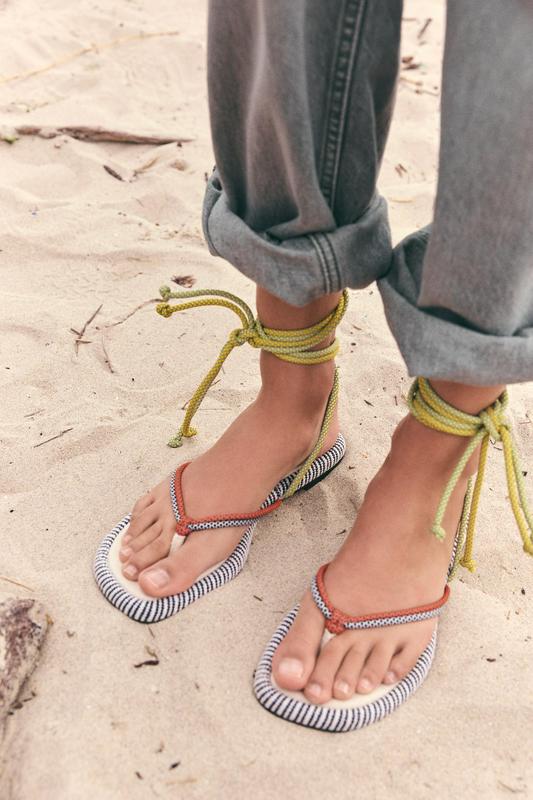 FLAT ROPED SANDALS